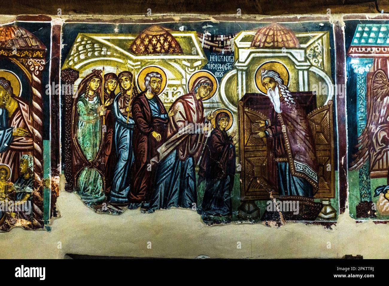 Une fresque représente probablement la Présentation de la Vierge au Temple : plusieurs femmes mènent une fillette à un prêtre barbu à une porte à l'intérieur de l'église Archangelos Mikhail à Pedoulas, République de Chypre. L'église fait partie du site du patrimoine mondial de l'UNESCO « Églises peintes de la région de Troodos » depuis 1985. Banque D'Images