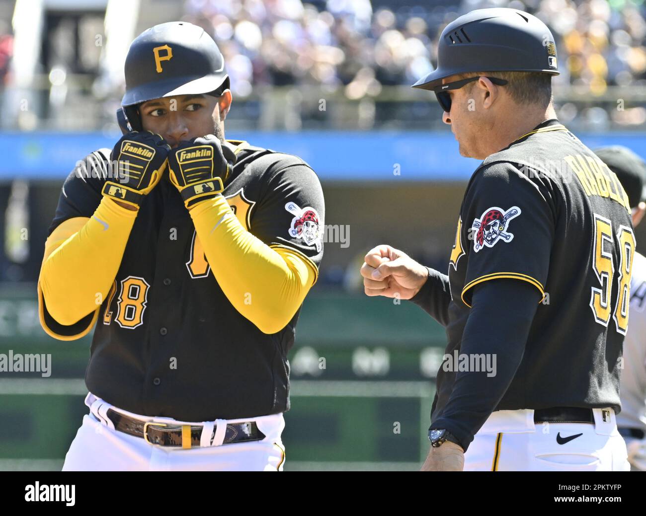 Pittsburgh, États-Unis. 09th avril 2023. Le fianteur droit de Pittsburgh Pirates Canaan Smith-Njigba (28) célèbre son triple avec Mike Rabelo, troisième entraîneur de base de Pittsburgh Pirates (58), dans le deuxième repas contre le Sox blanc de Chicago au parc PNC le dimanche de Pâques de 9 avril 2023 à Pittsburgh. Photo par Archie Carpenter/UPI crédit: UPI/Alay Live News Banque D'Images