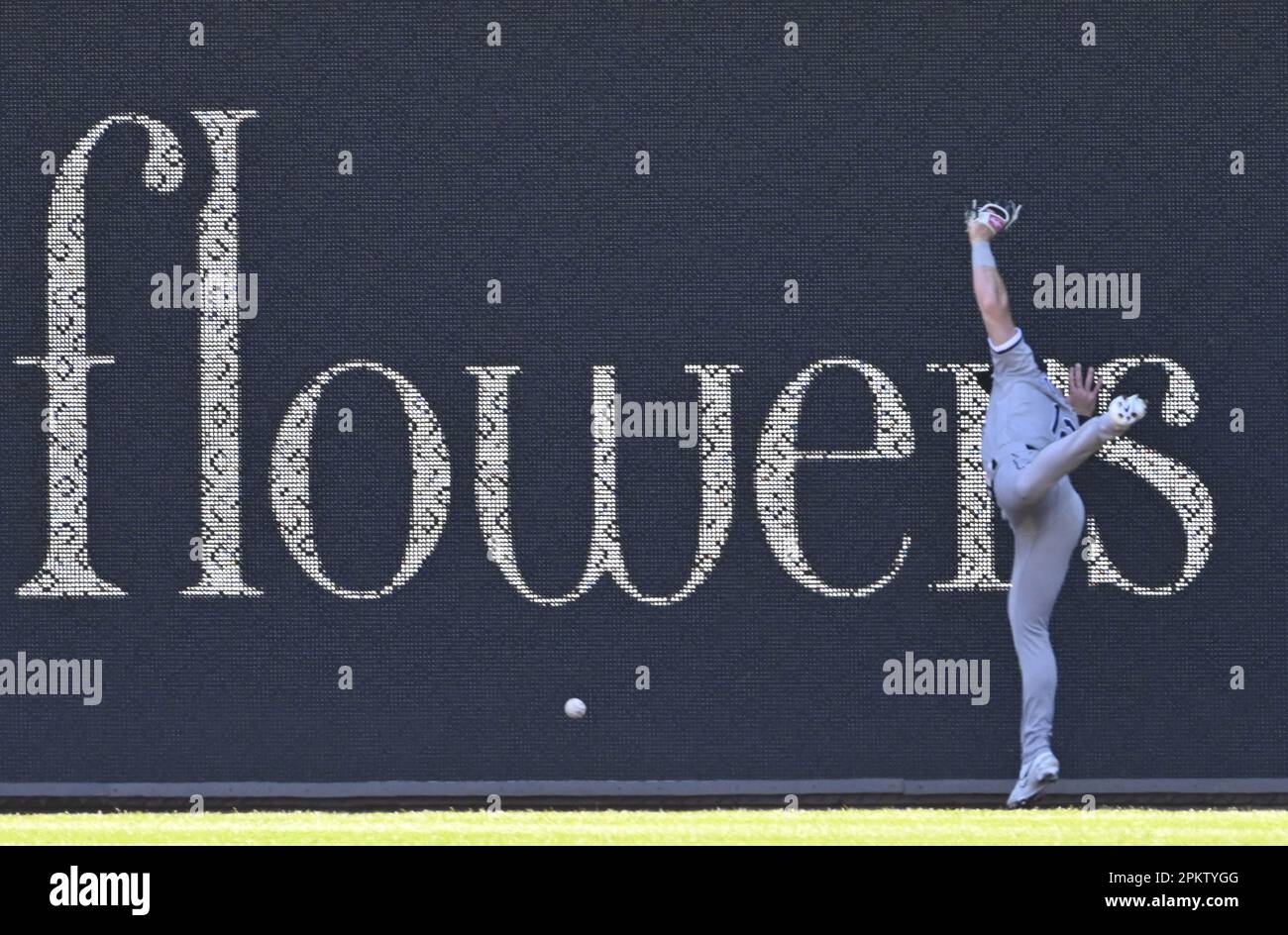 Pittsburgh, États-Unis. 09th avril 2023. Romy Gonzalez, le Fielder du centre des Sox blancs de Chicago (12) déjoue le succès du Fielder de droit des Pirates de Pittsburgh Canaan Smith-Njigba (28) en autorisant un triple dans le deuxième repas au parc PNC le dimanche de Pâques de 9 avril 2023 à Pittsburgh. Photo par Archie Carpenter/UPI crédit: UPI/Alay Live News Banque D'Images