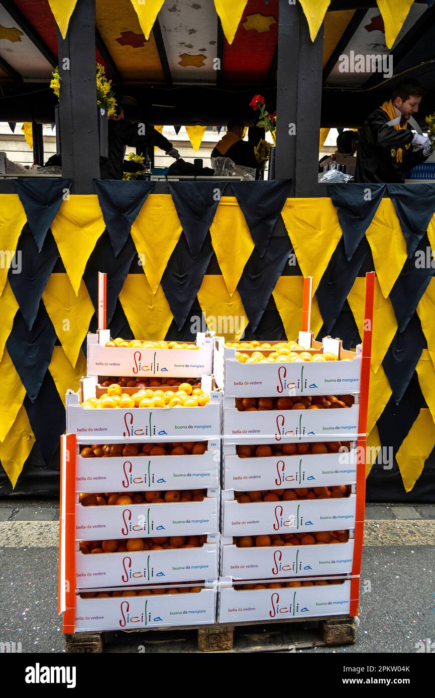 Des boîtes orange empilées avant le défilé commencent au carnaval de Fasnacht à Bâle Banque D'Images
