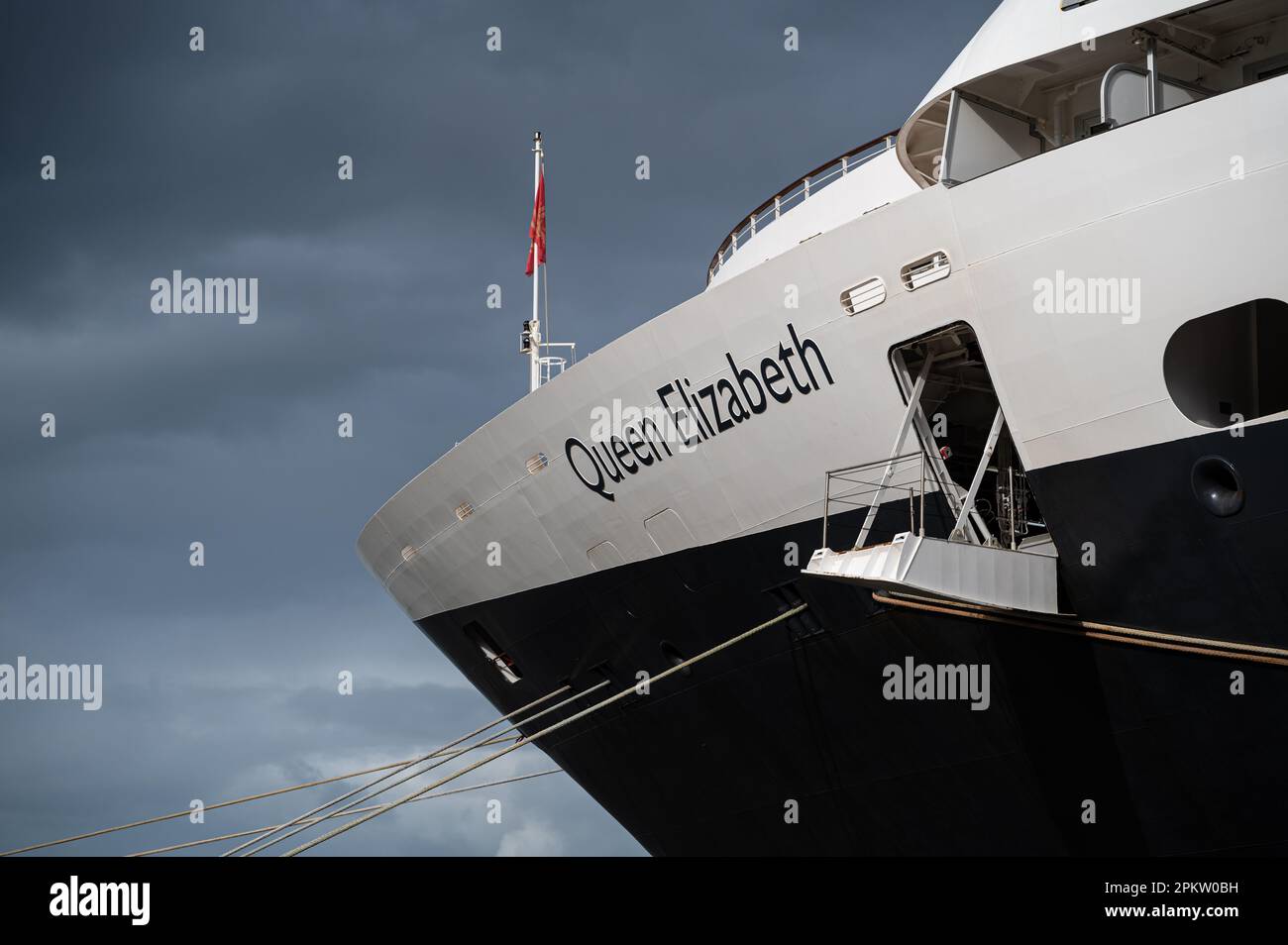 Vue sur l'arc et la porte ouverte de l'arbalète Cunard Queen Elizabeth contre un ciel bleu ancré à Cairns Wharf, Queensland, Australie. Banque D'Images