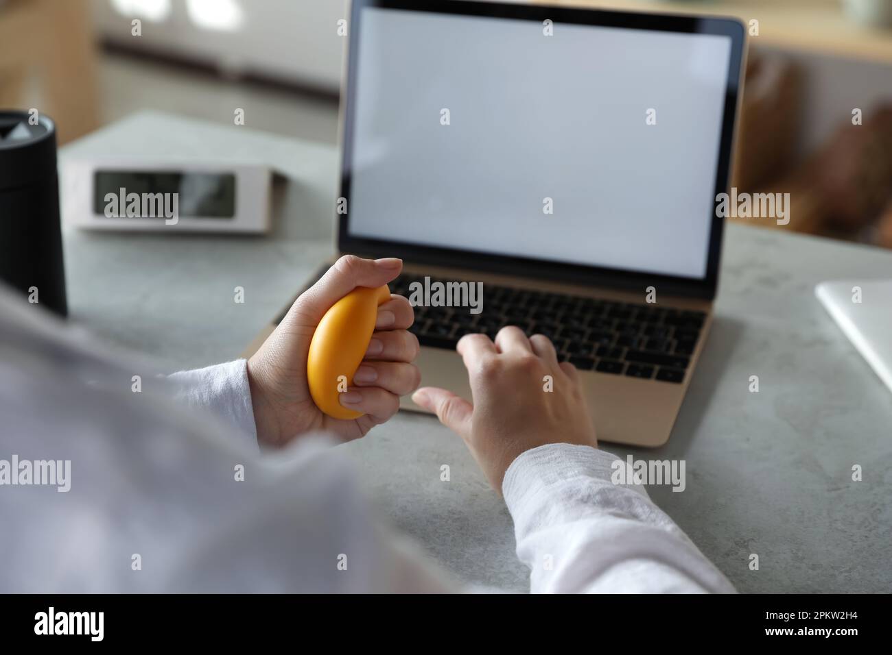 Femme qui se hante du ballon d'antistress tout en travaillant sur un  ordinateur portable au bureau, en gros plan Photo Stock - Alamy
