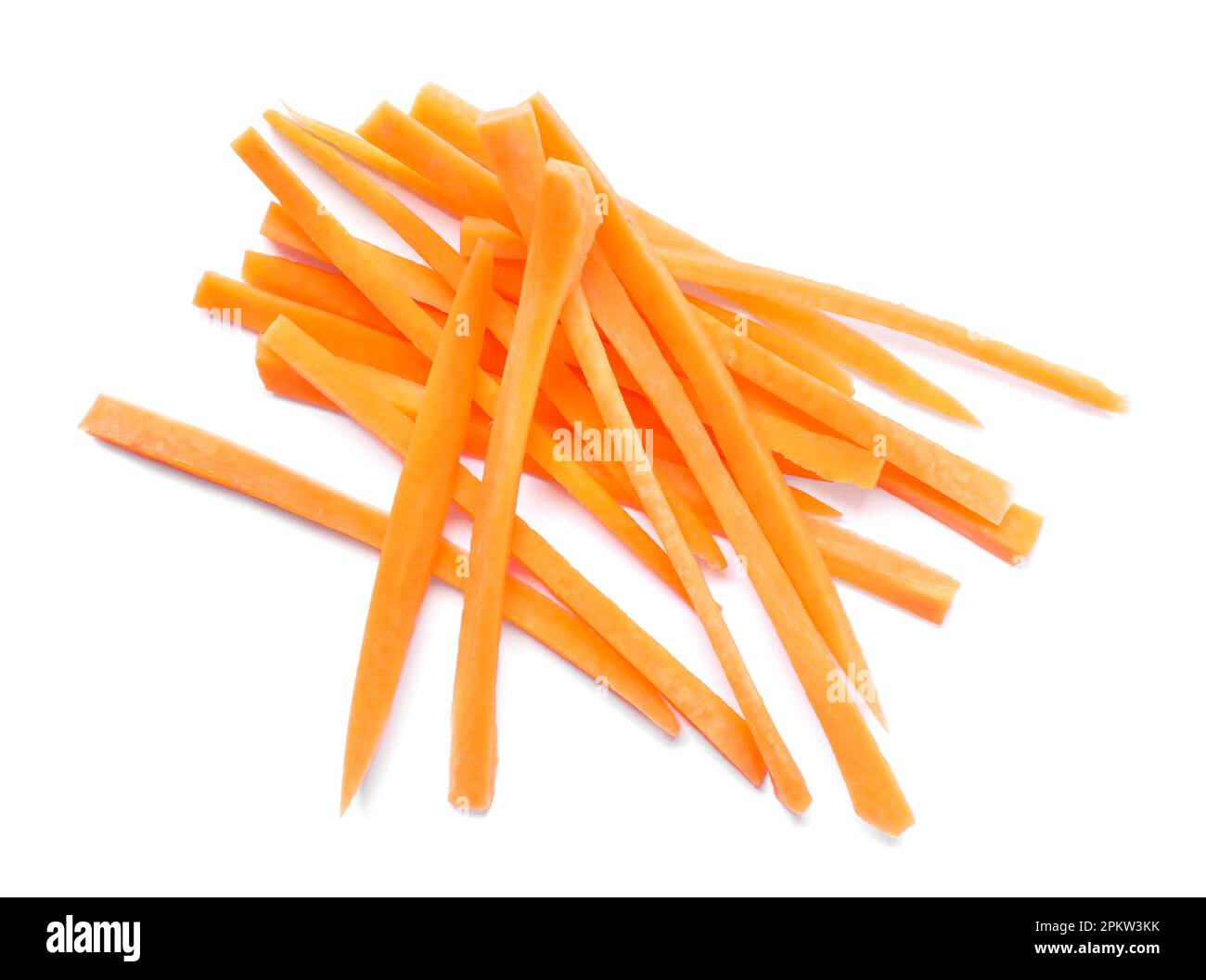 Pile de délicieux bâtonnets de carottes isolés sur du blanc Banque D'Images