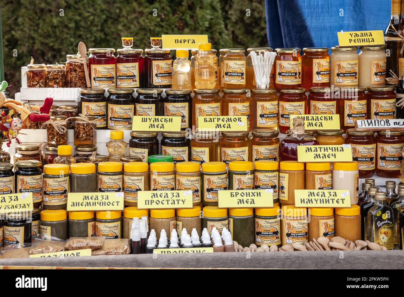 Photo de pots de miel, miel serbe, en vente sur un marché de Kacarevo, Serbie. Banque D'Images