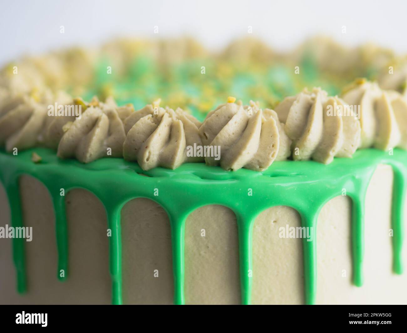 photo de studio de gâteau glacé au glaçage vert pistache Banque D'Images