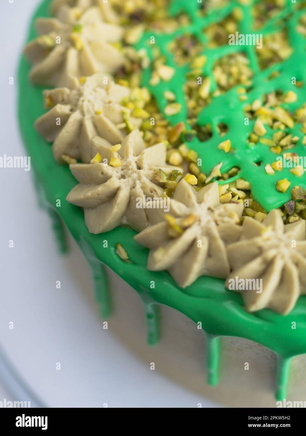 photo de studio de gâteau glacé au glaçage vert pistache Banque D'Images