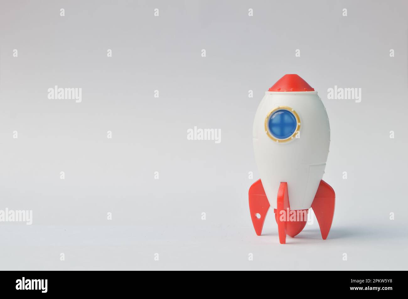 Jouet fusée isolée sur fond blanc Banque D'Images