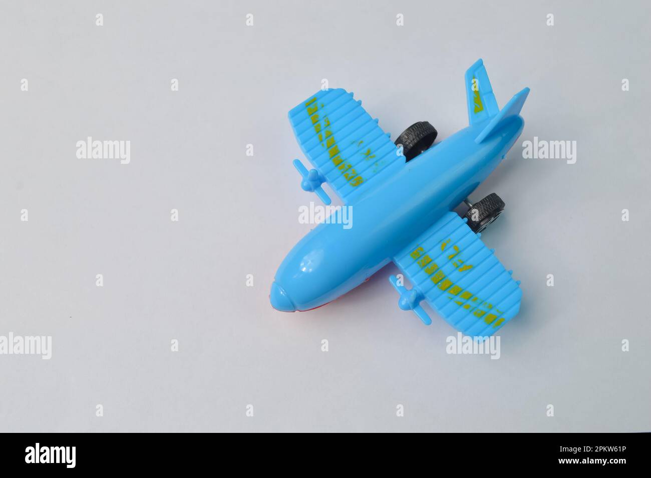 Avion jouet isolé sur fond blanc Banque D'Images