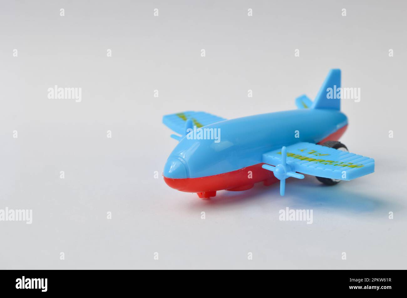 Avion jouet isolé sur fond blanc Banque D'Images