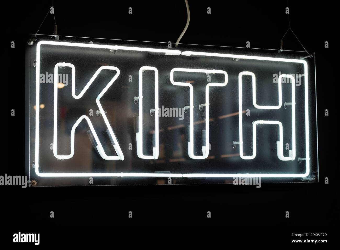 New York, NY - 9 avril 2023 : Kith NYC magasin de vêtements intérieur néon logo signe à SoHo, Manhattan. Banque D'Images