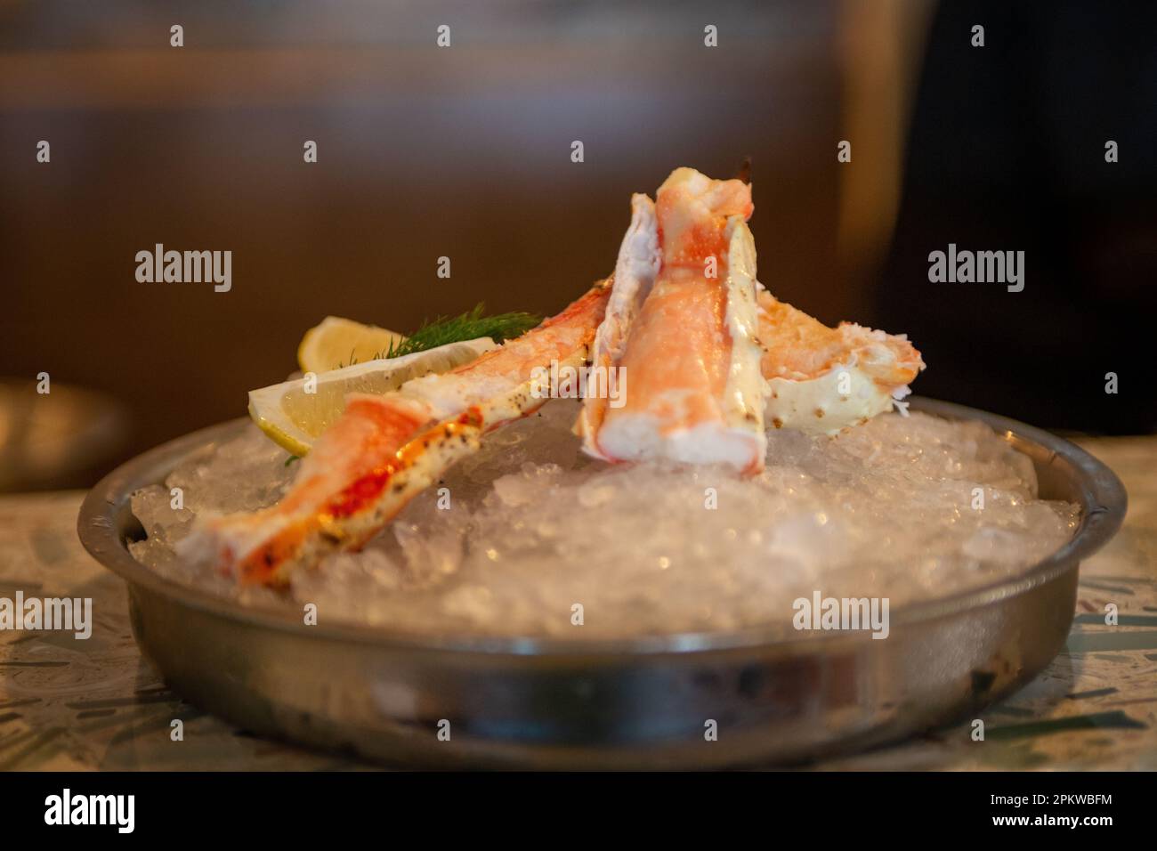 King Crab legs sur glace comme apéritif Banque D'Images