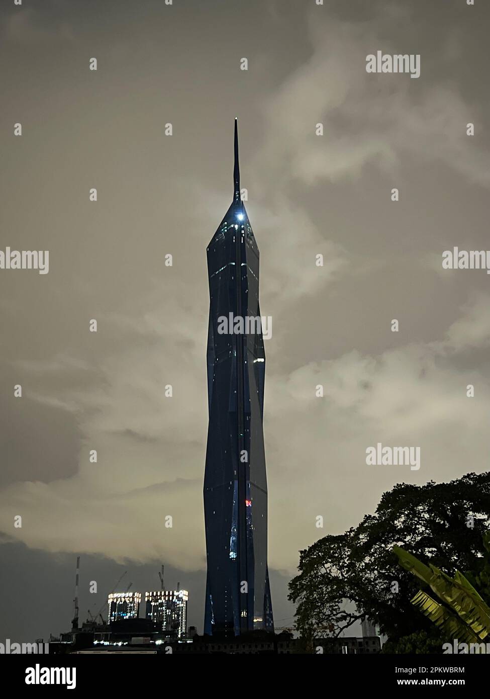 Kuala Lumpur, Malaisie. 06th mars 2023. Le gratte-ciel Merdeka 118 est actuellement en construction à Kuala Lumpur. À 678,9 mètres, c'est actuellement le deuxième plus grand bâtiment du monde. La flèche symbolise la main tendue du premier Premier ministre de Malaisie, qui proclama l'indépendance du pays en 1957 au stade Merdeka. Crédit : Carola Frentzen/dpa/Alay Live News Banque D'Images