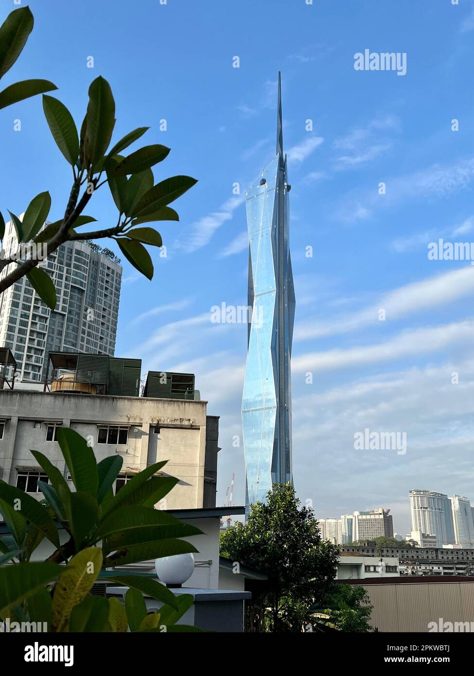 Kuala Lumpur, Malaisie. 06th mars 2023. Le gratte-ciel Merdeka 118 est actuellement en construction à Kuala Lumpur. À 678,9 mètres, c'est actuellement le deuxième plus grand bâtiment du monde. La flèche symbolise la main tendue du premier Premier ministre de Malaisie, qui proclama l'indépendance du pays en 1957 au stade Merdeka. Crédit : Carola Frentzen/dpa/Alay Live News Banque D'Images