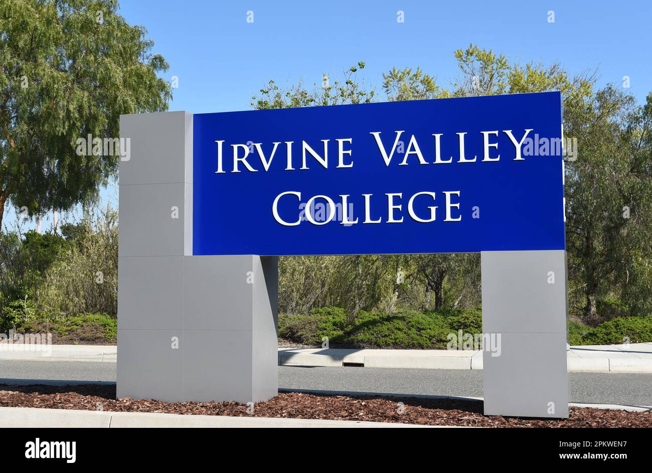 IRVINE, CALIFORNIE - 9 avril 2023 : Irvine Valley College, IVC, panneau à l'entrée de Barranca Parkway du Campus. Banque D'Images