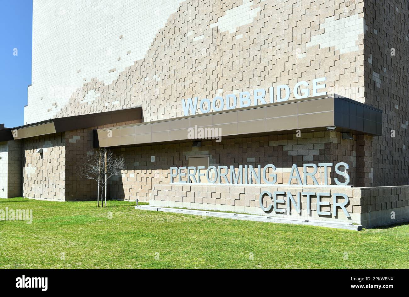 IRVINE, CALIFORNIE - 9 avril 2023 : gros plan du panneau du Woodbridge High School Performing Arts Centre Banque D'Images