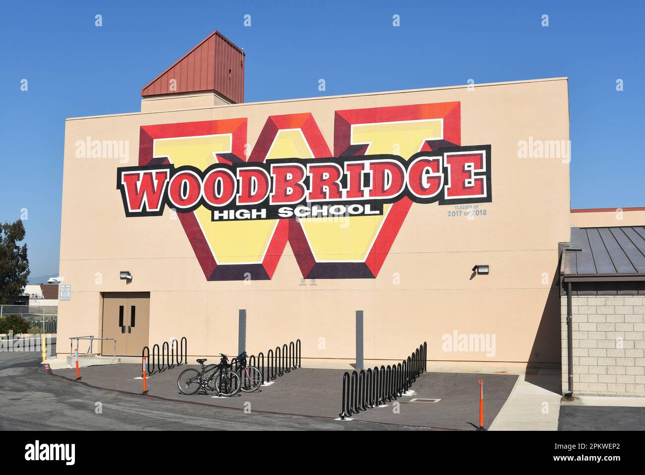 IRVINE, CALIFORNIE - 9 avril 2023 : logo Woodbridge High School peint sur le gymnase. Banque D'Images