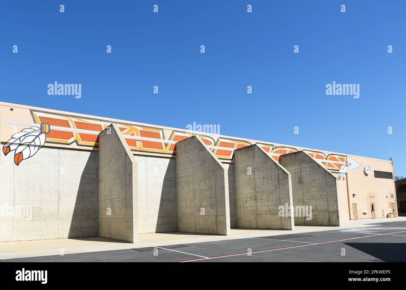 IRVINE, CALIFORNIE - 9 avril 2023 : cours de handball avec le logo Warriors au-dessus des cours sur le campus de Woodbridge High School Banque D'Images