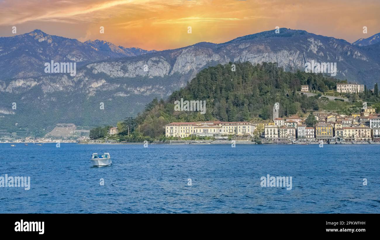 Bellagio, village en Italie, vue sur la ville depuis le lac, avec montagnes en arrière-plan Banque D'Images