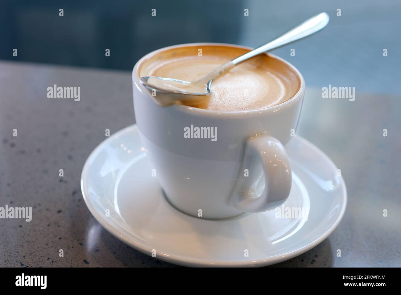 Tasse de café latte en forme de coeur et de grains de café sur un vieux fond en bois Eating Foam ou une mousse épaisse de Hot Coffee Latte Grande tasse de cappuccino avec mousse de lait dans la tête du matin Banque D'Images