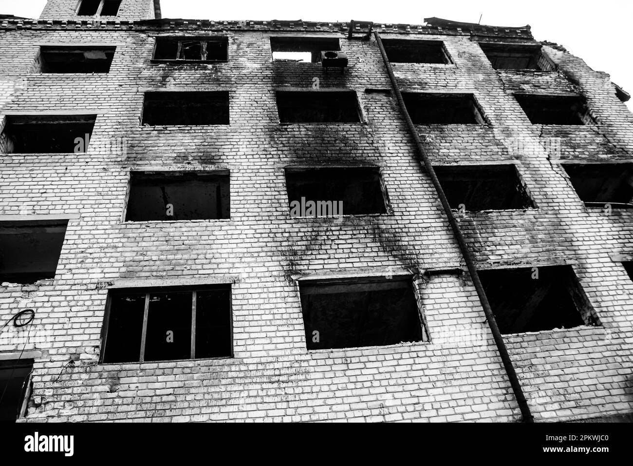 Bâtiment détruit situé dans la ville d'Izyum, Kharkiv Oblast. L'armée russe a envahi l'Ukraine et de lourds combats ont lieu dans cette région Banque D'Images