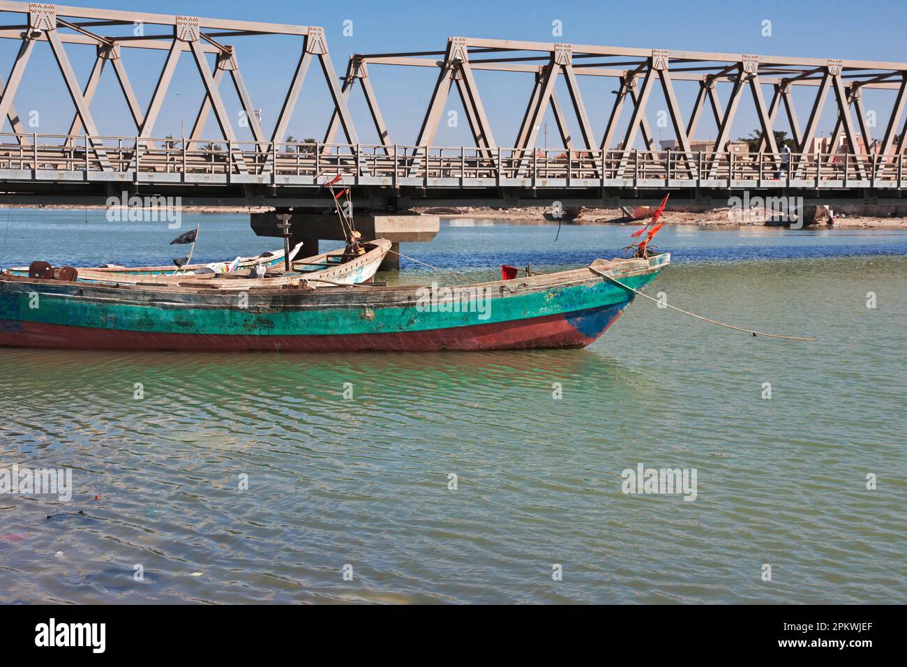 Bateaux dans le fleuve de Saint-Louis, Sénégal, Afrique de l'Ouest Banque D'Images