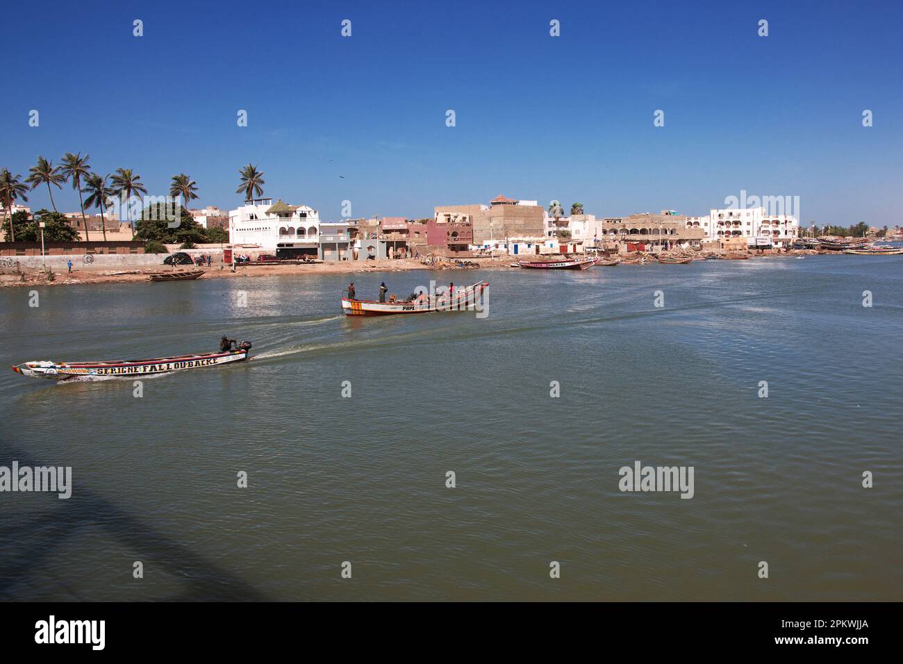 Bateau avec les gens de Saint-Louis, Sénégal, Afrique de l'Ouest Banque D'Images