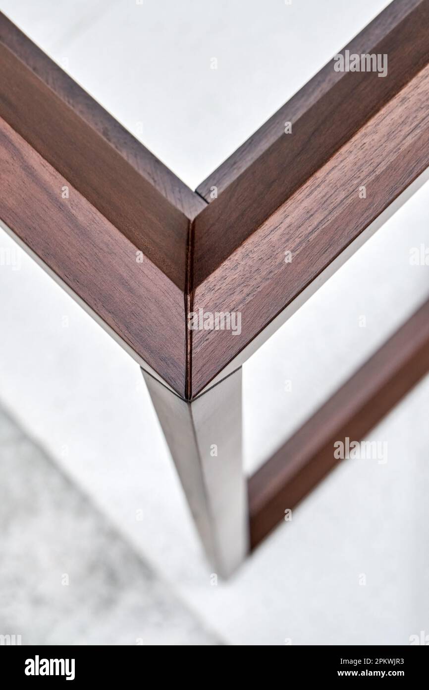 Cadre en bois de table de chevet en noyer massif dans l'atelier. Joint angulaire de menuiserie de planches sur les chevilles de fermeture Banque D'Images