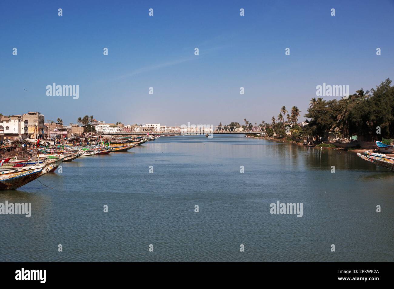 Vue sur le fleuve Saint-Louis, Sénégal, Afrique de l'Ouest Banque D'Images