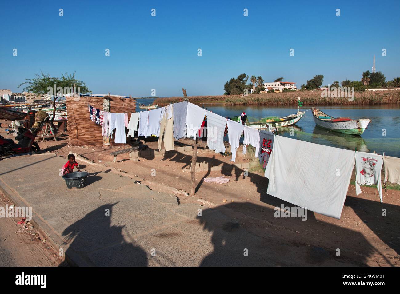 Bateaux dans le fleuve de Saint-Louis, Sénégal, Afrique de l'Ouest Banque D'Images