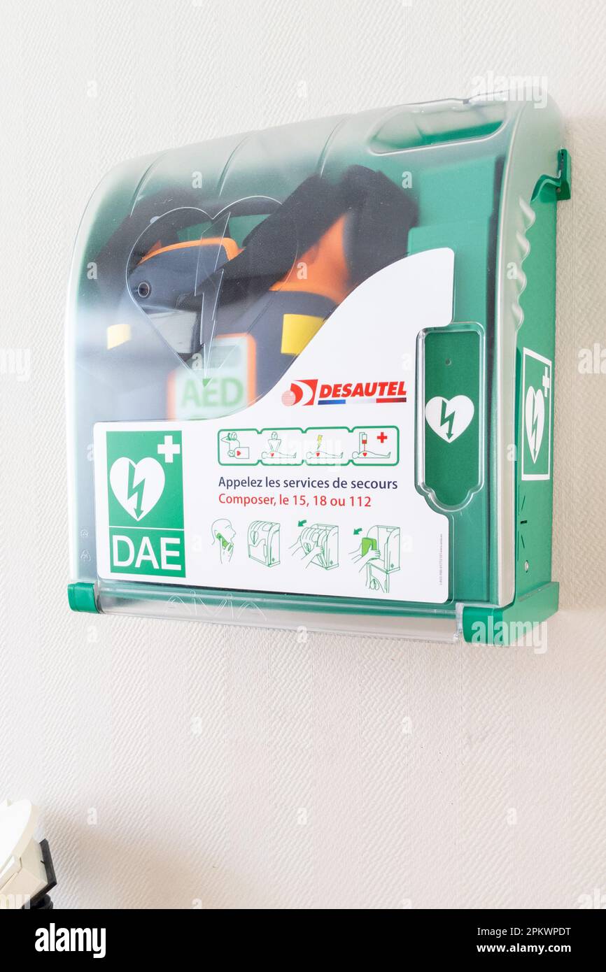 Bordeaux , Aquitaine France - 04 07 2023 : signe du logo dae desautel et texte de la marque français défibrillateur automatisé externe station d'un exte automatisé Banque D'Images
