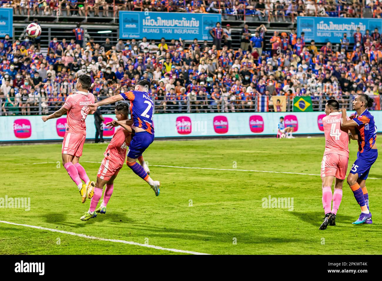 Action de football lors du match de ligue thaï au stade PAT, Klong Toey, Bangkok, Thaïlande entre Port FC et Sukhothai Banque D'Images