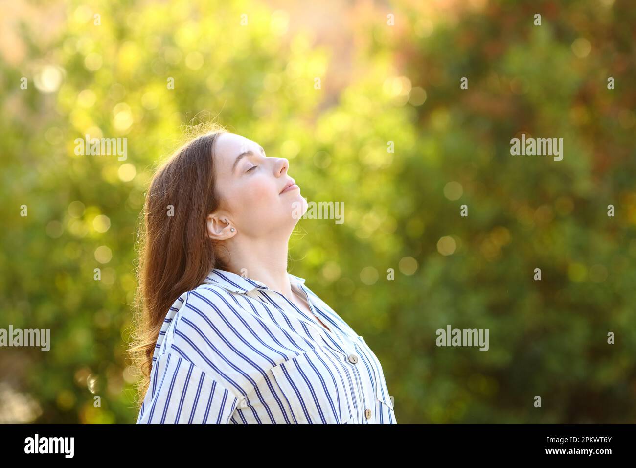 Profil d'une femme qui respire dans un parc d'air frais Banque D'Images