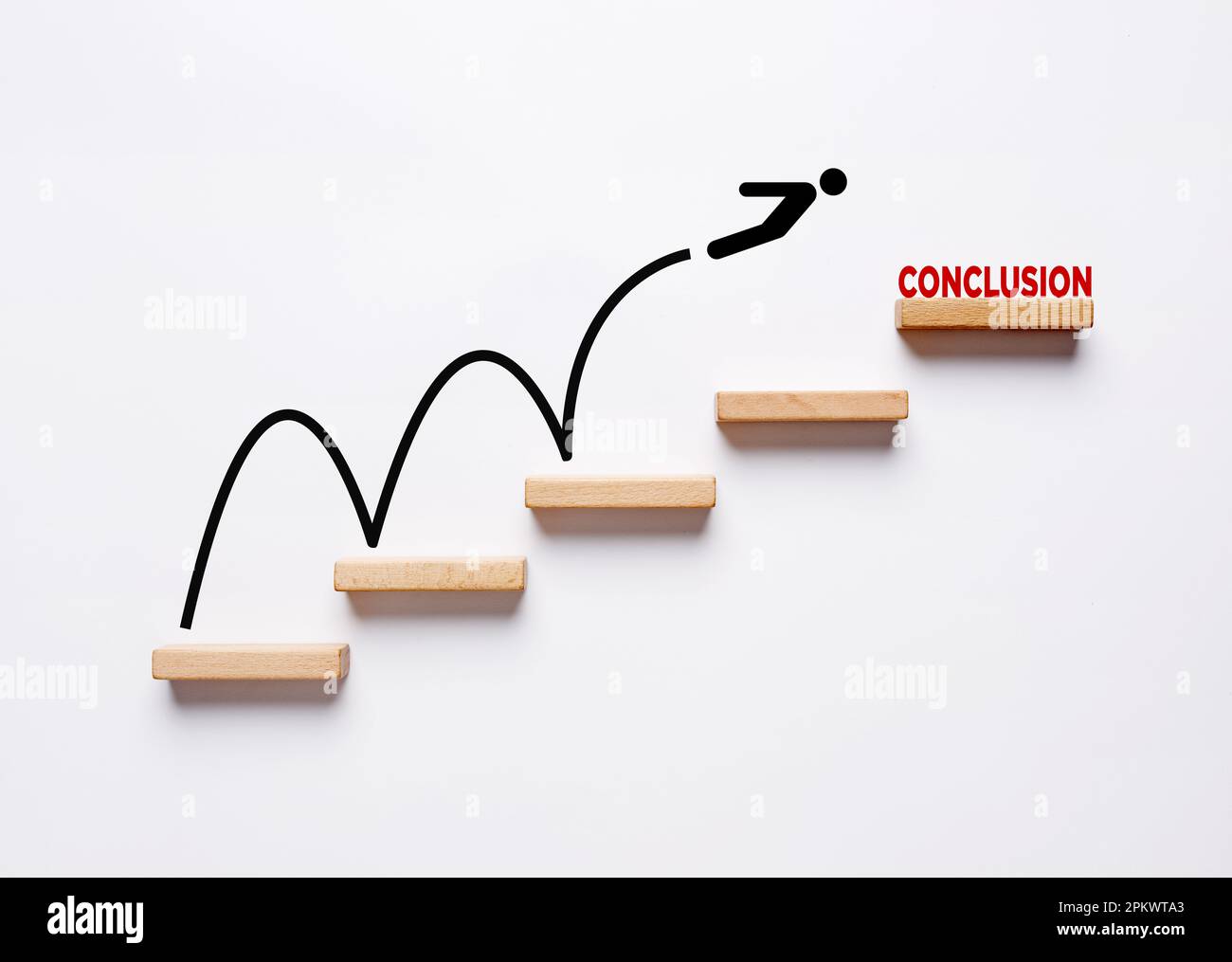 Passer aux conclusions. Symbole stickman sautant au sommet de l'escalier en bois avec le mot conclusion en haut. Banque D'Images