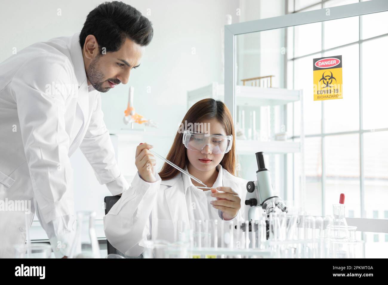 Jeune équipe scientifique médecin travailleur en laboratoire , faisant une analyse dans un laboratoire faisant de la recherche Banque D'Images