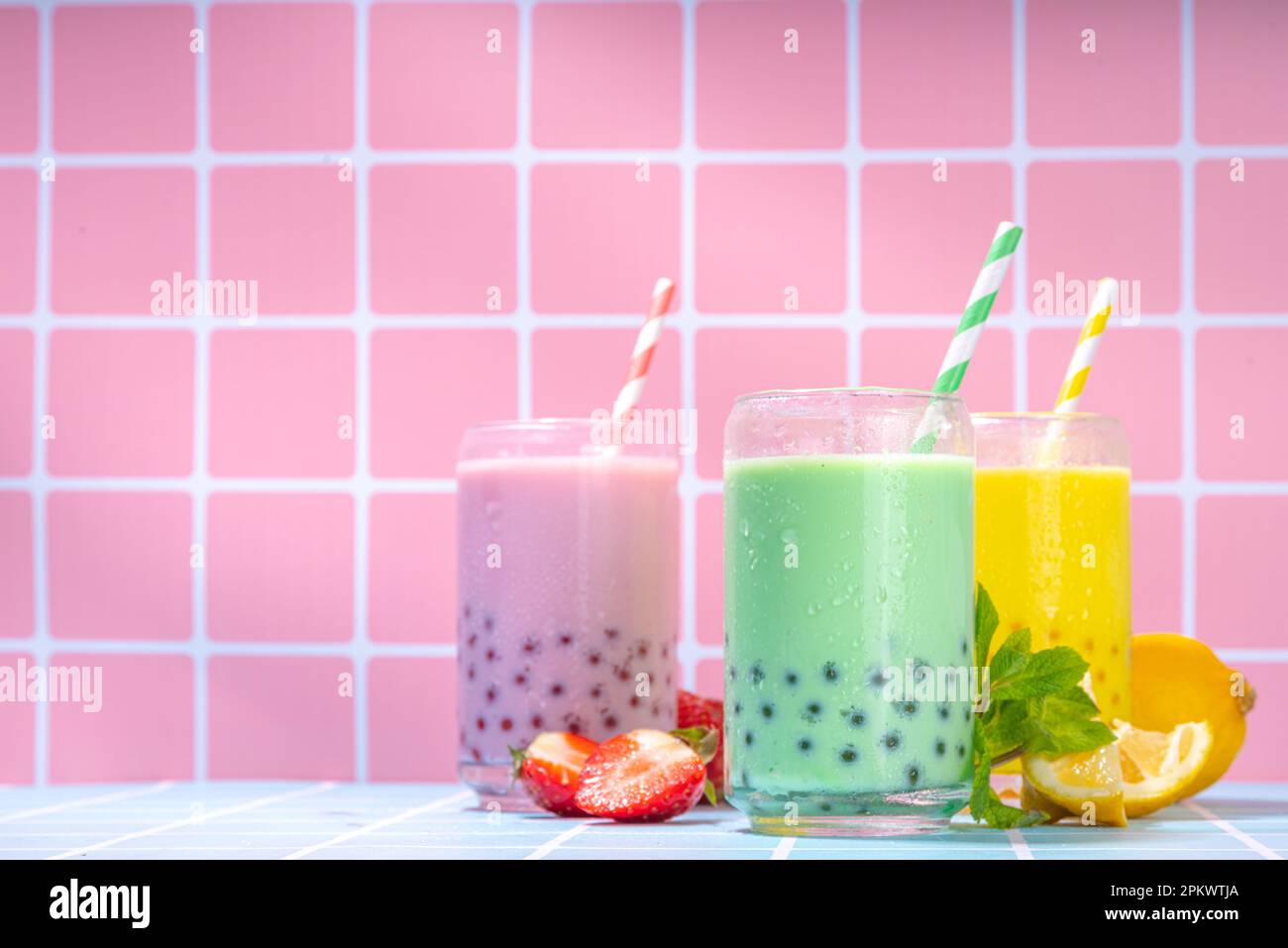 Ensemble de trois thés colorés à bulles d'été, thé aux perles crémeux ou boissons au latte tapioca, baies roses, agrumes jaunes, menthe verte, avec boules de tapioca an Banque D'Images