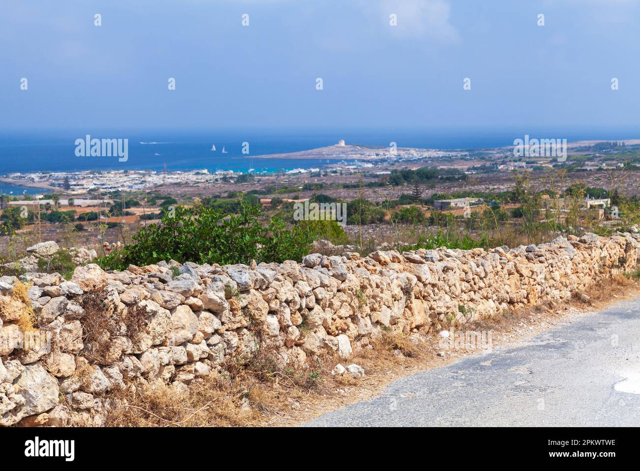 Photo de paysage de Malte avec une ancienne bordure de pierre le long de la route de Mellieha, par une journée ensoleillée d'été Banque D'Images