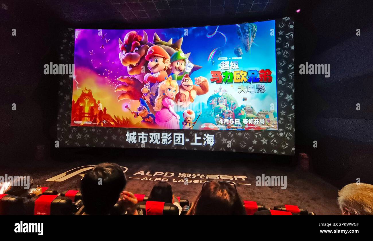 SHANGHAI, CHINE - 5 AVRIL 2023 - les fans regardent 'Super Mario Bros The Movie', une adaptation en anime du jeu classique IP de Nintendo Co LTD et Universa Banque D'Images