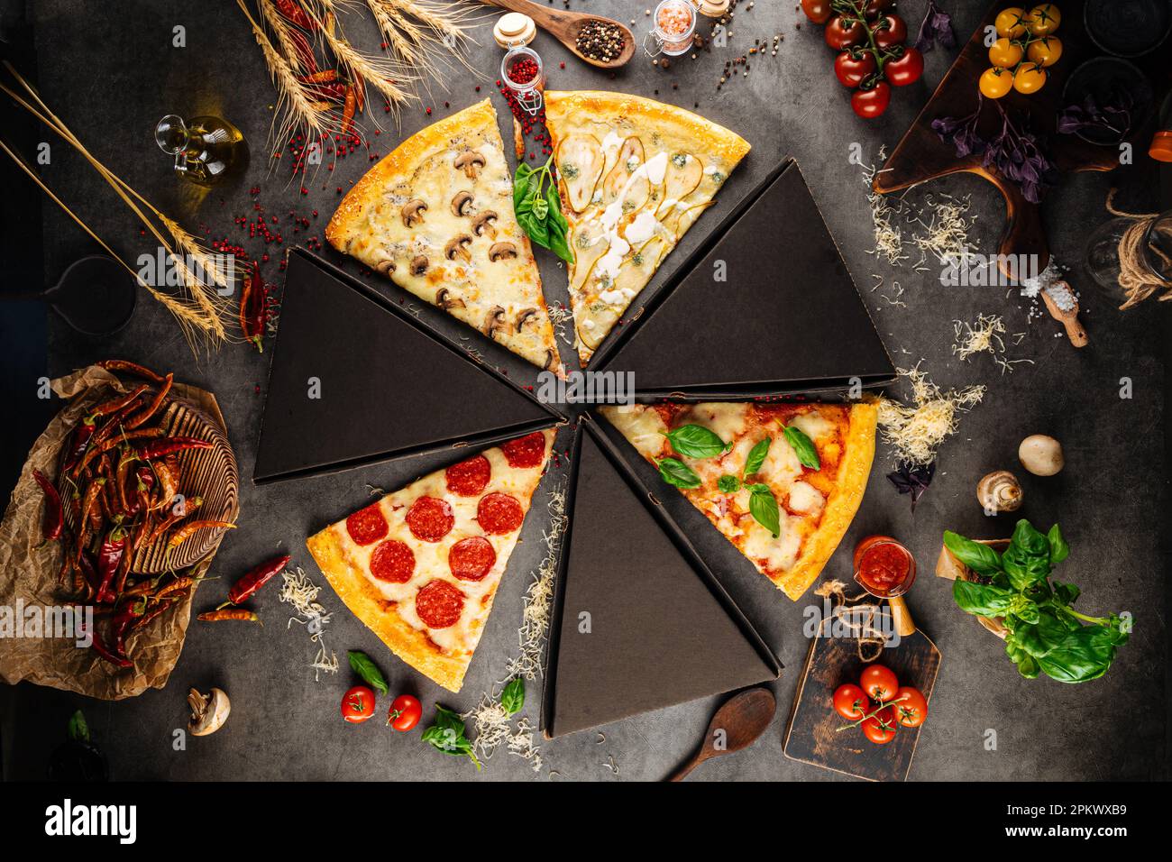Assortiment de tranches de pizza avec différentes garnitures Banque D'Images