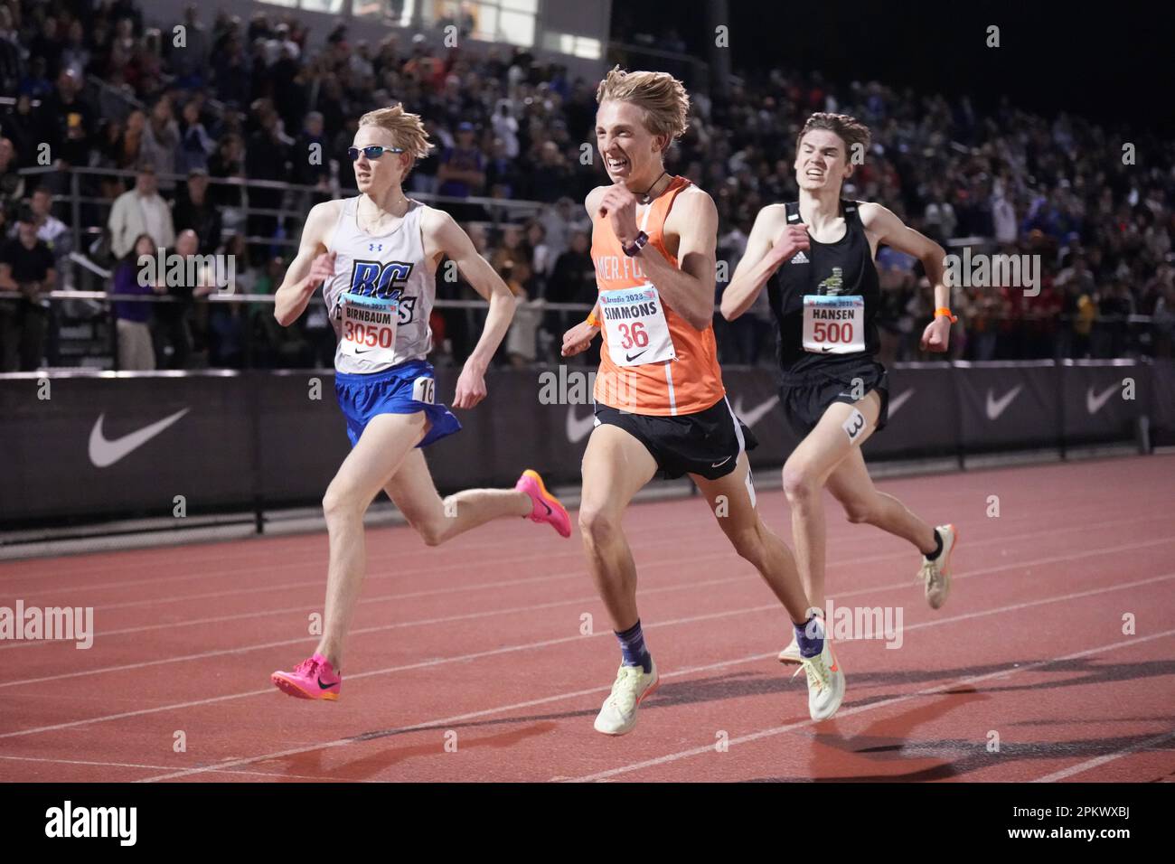 Simon Birnbaum de Stevens (à gauche) bat Daniel Simmons de American Fork (au centre) et Rocky Hansen de Christ School pour remporter le 3 200 m dans une Re nationale Banque D'Images