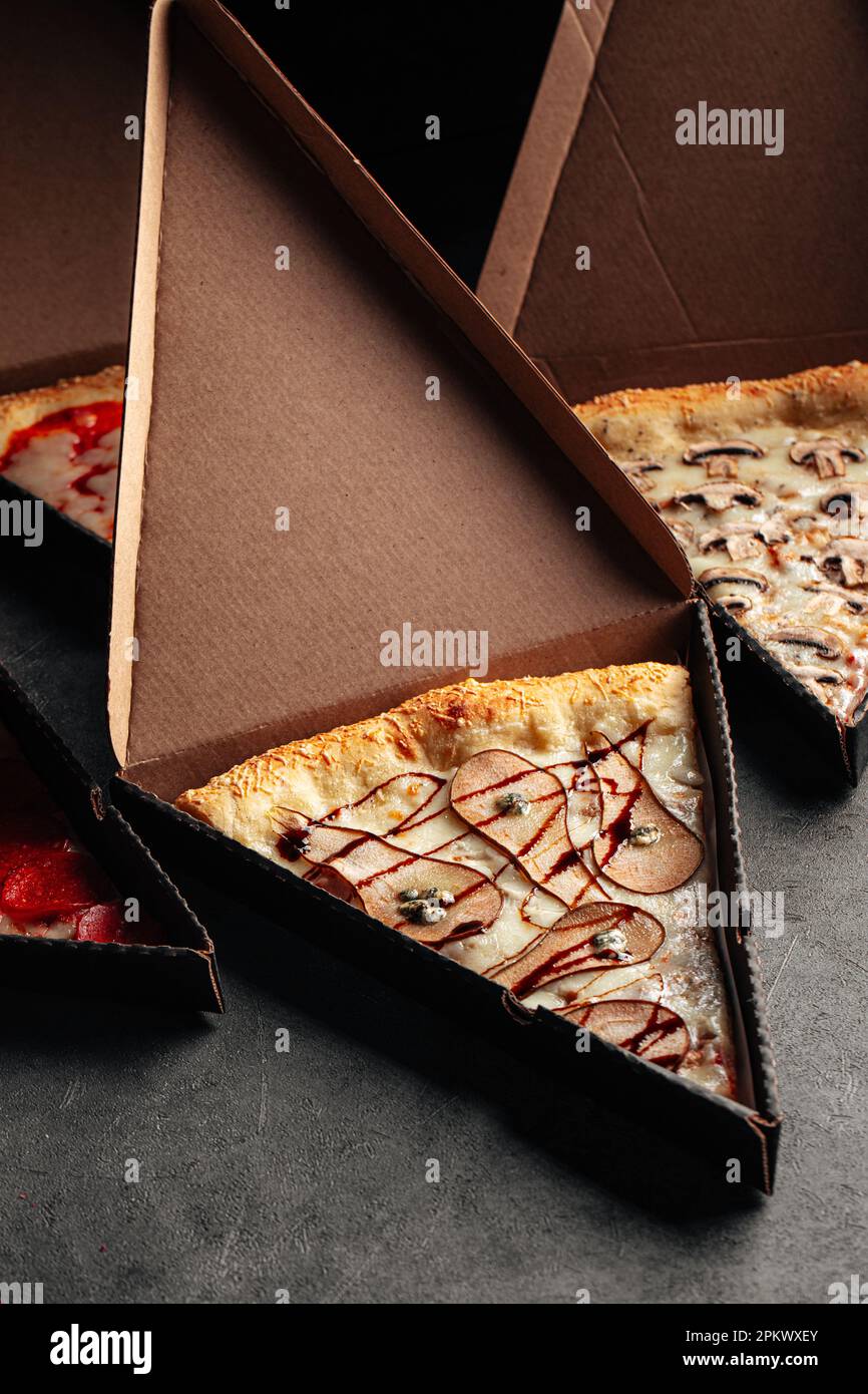 Assortiment de tranches de pizza avec différentes garnitures Banque D'Images