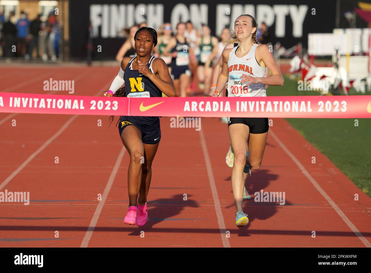 Mackenize Browne (1354) de JW North bat Ali Ince (2015) de normal Community pour remporter le 800m féminin, 2:03. 07 à 2:03.17, lors de la rencontre Arcadia Invitational High School Track, samedi 8 avril 2023, à Arcadia, Etalonnage Banque D'Images