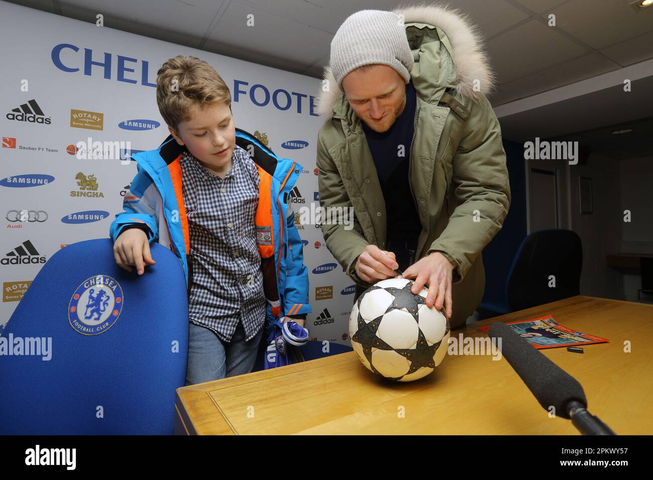 Royaume-Uni / Londres / Stamford Bridge / Premier League club Chelsea / Andre Schuerrle signant le football pour les enfants le 13 février 2014. Banque D'Images