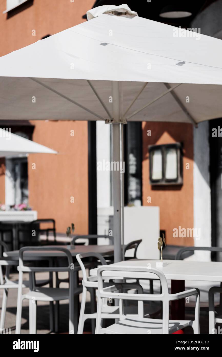 Parasol sur la terrasse du restaurant. Extérieur moderne du café d'été. Banque D'Images