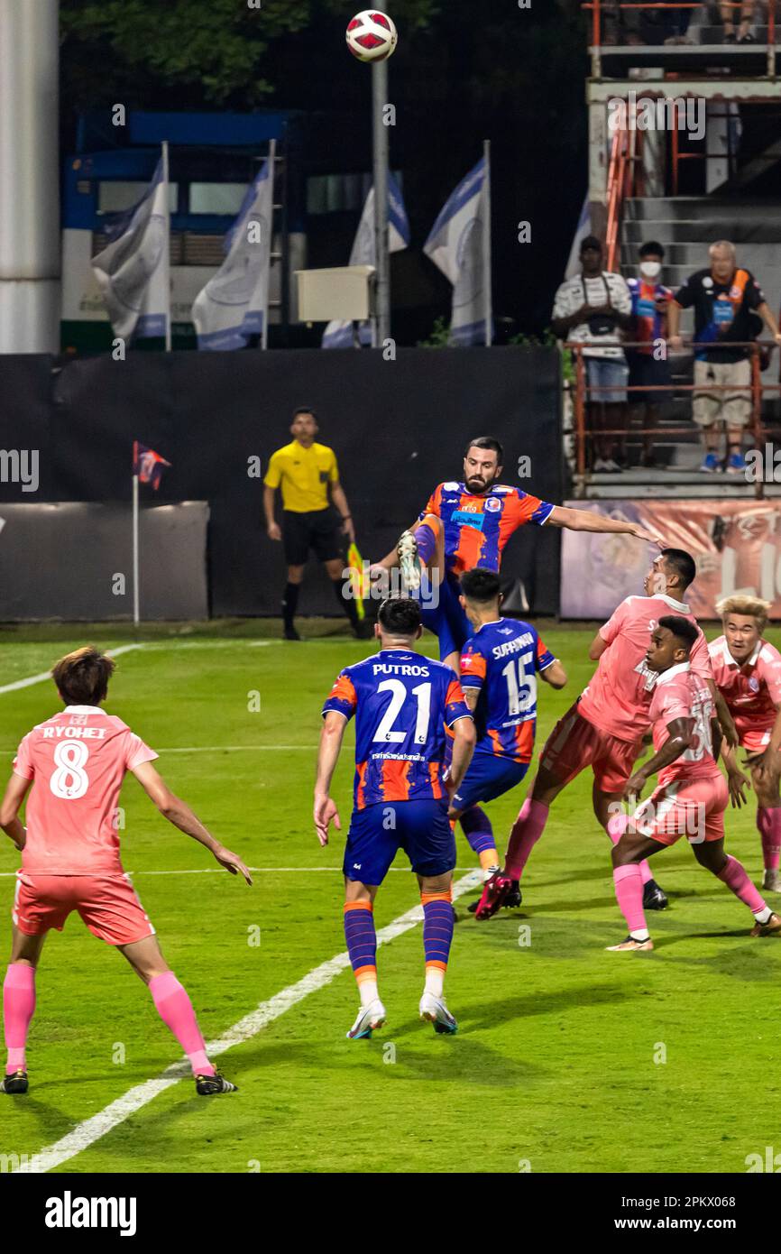 Action de football lors du match de ligue thaï au stade PAT, Klong Toey, Bangkok, Thaïlande entre Port FC et Sukhothai Banque D'Images