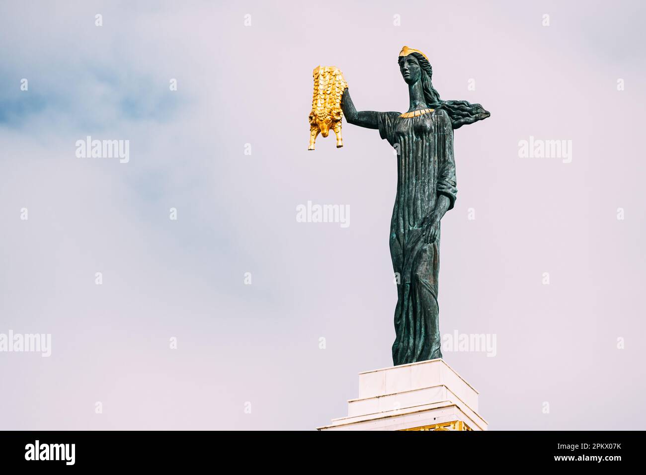 Batumi, Adjara, Géorgie. Statue de Medea sur fond de ciel sur la place de l'Europe. Femme tenant le Golden Fleece. Dans la mythologie grecque, Medea était fille de Banque D'Images