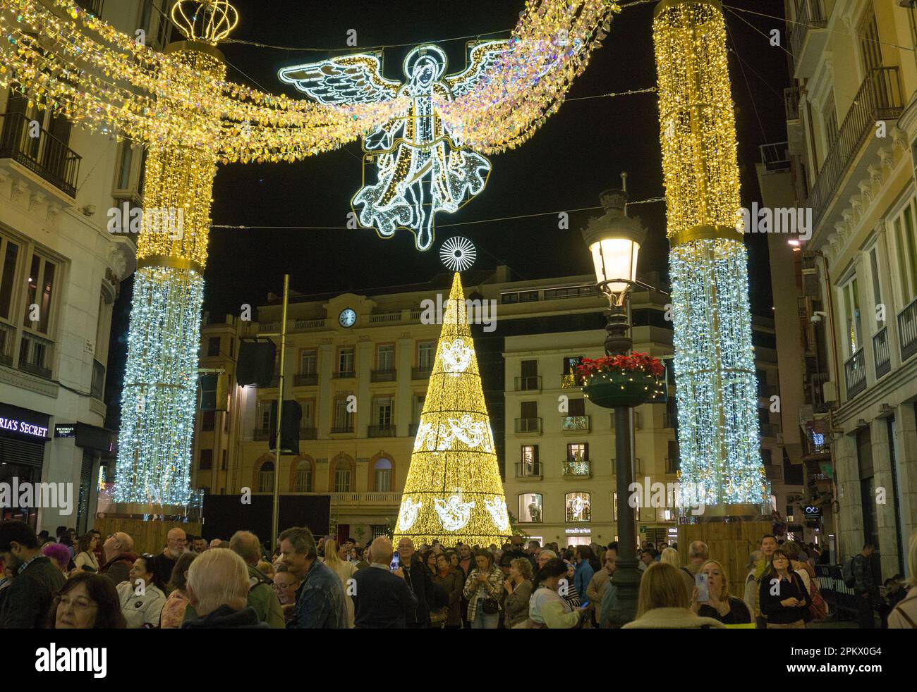 Illuminations de Noël sur la Plaza de la Constitucionine, à côté de la Calle marques de Larios, Malaga, Andalousie, Costa del sol, Espagne, Europe Banque D'Images