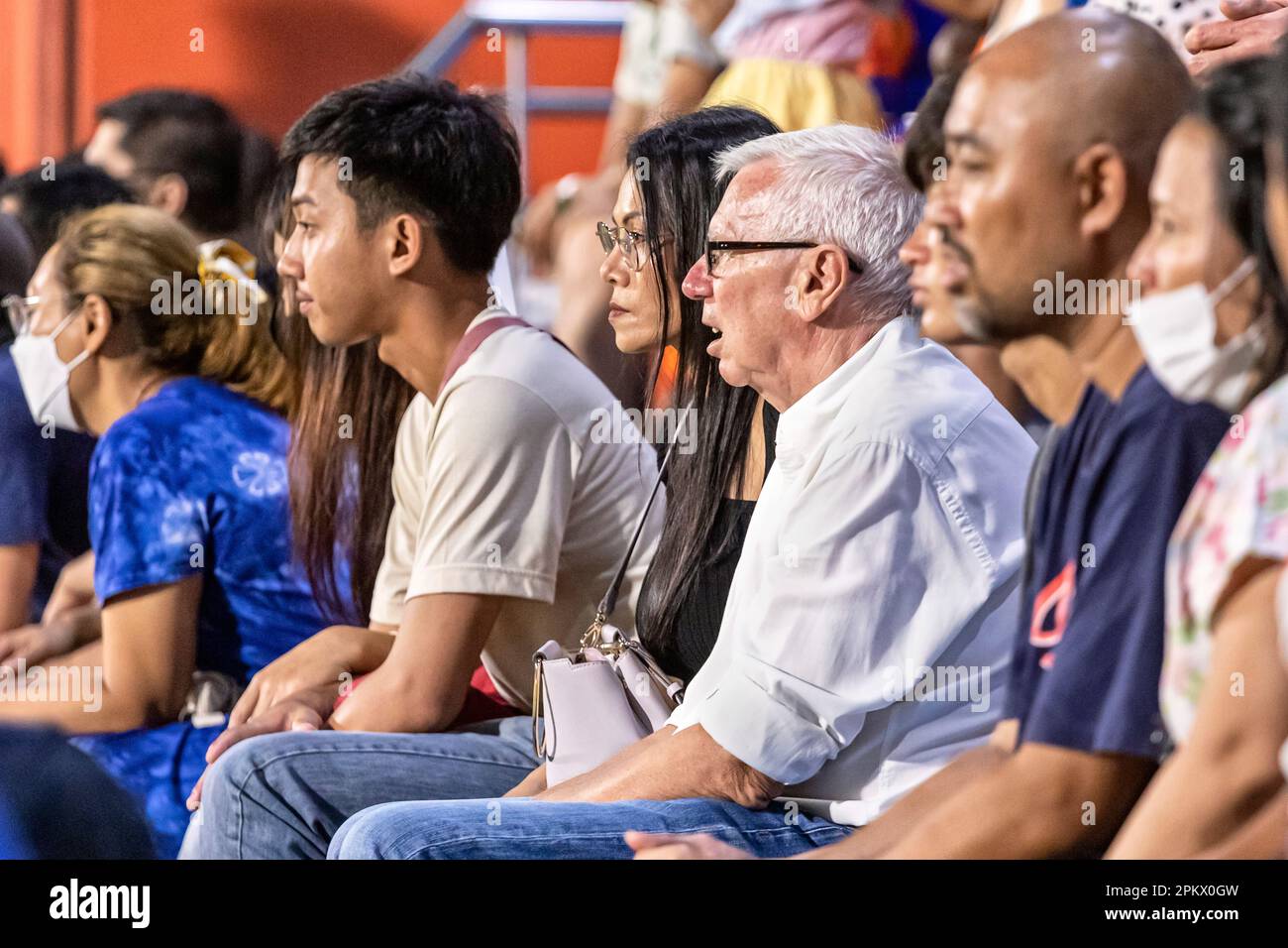 Les supporters et les spectateurs de Port F.C. au match de la ligue de football thaï au stade PAT, Khlong Toey, Bangkok, Thaïlande Banque D'Images