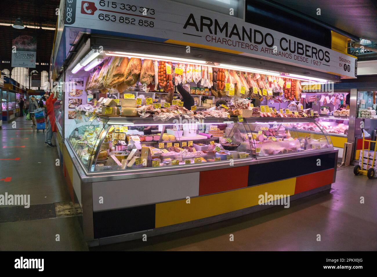 Viande et saucisse à l'intérieur de 'Mercado Central de Atarazanas', vieille ville de Malaga, Andalousie, Costa del sol, Espagne, Europe Banque D'Images