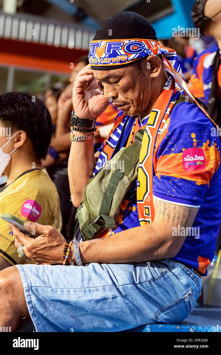 Les supporters et les spectateurs de Port F.C. au match de la ligue de football thaï au stade PAT, Khlong Toey, Bangkok, Thaïlande Banque D'Images