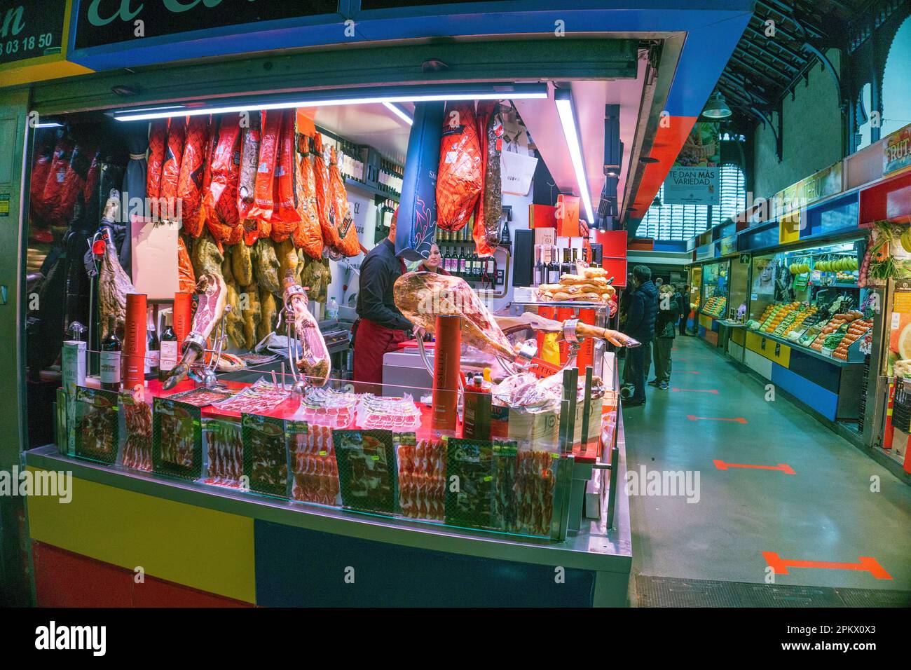 Viande et saucisse à l'intérieur de 'Mercado Central de Atarazanas', vieille ville de Malaga, Andalousie, Costa del sol, Espagne, Europe Banque D'Images